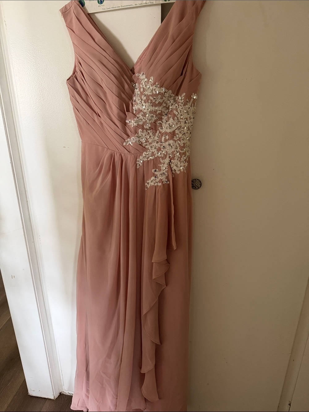 Elegant Blush Pink V-Neck Evening Dress with Floral Appliqué